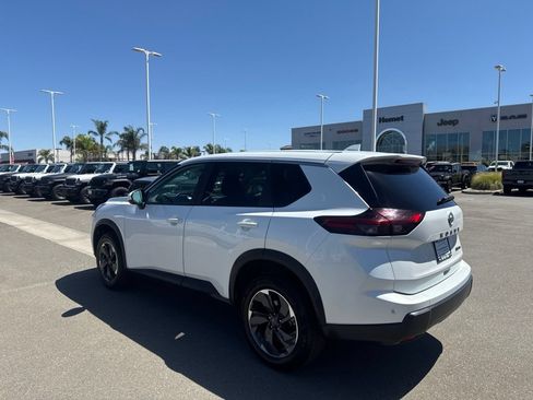 Used 2024 Nissan Rogue SV AWD/4WD image 5