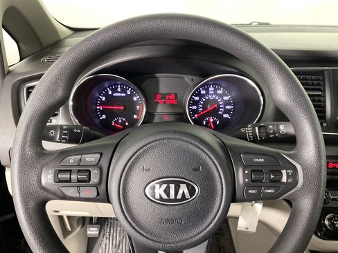 Used 2018 Kia Sedona L FWD image 18