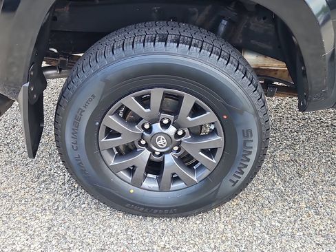 Used 2020 Toyota Tacoma SR5 AWD/4WD image 9