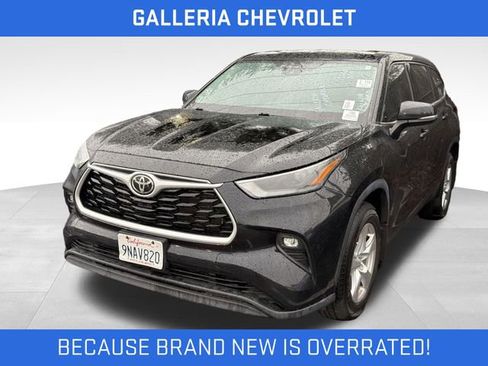 Used 2022 Toyota Highlander LE AWD/4WD image 1
