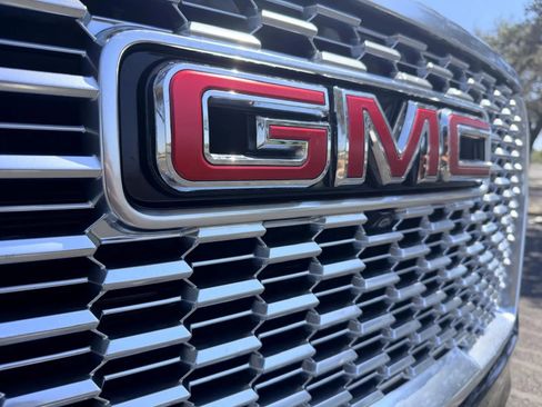 Used 2021 GMC Yukon XL Denali w/ Denali Ultimate Package image 11