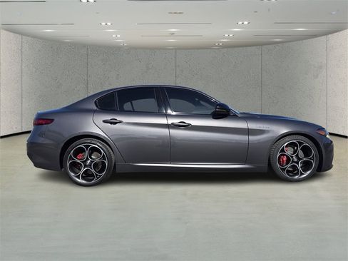Used 2022 Alfa Romeo Giulia Veloce image 2