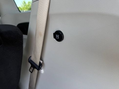 Used 2023 Chrysler Voyager LX FWD image 39