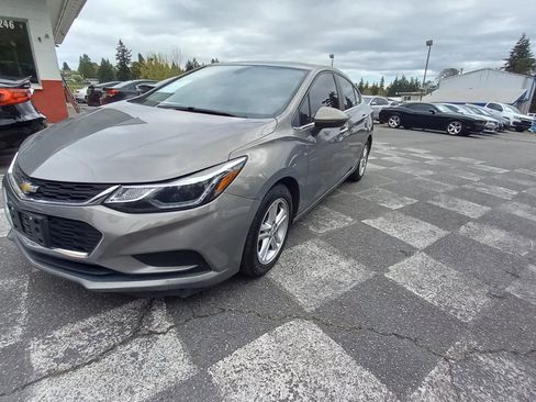 Used 2018 Chevrolet Cruze LT image 1