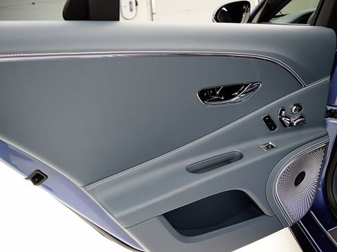 Used 2023 Bentley Flying Spur V8 image 41