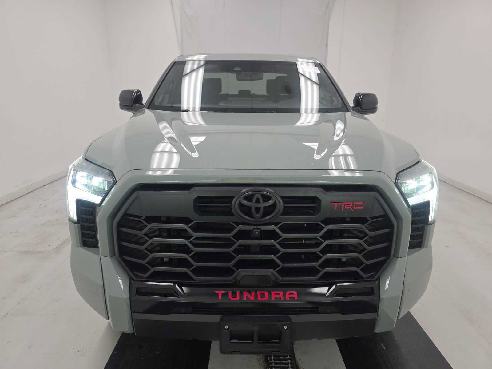Used 2025 Toyota Tundra Limited AWD/4WD image 3