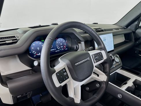 Used 2025 Land Rover Defender 110 X-Dynamic SE image 9