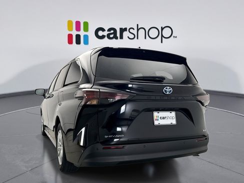 Used 2025 Toyota Sienna XLE w/ XLE Plus Package AWD/4WD image 3