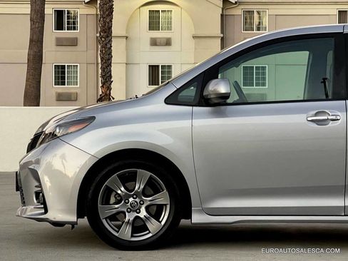Used 2018 Toyota Sienna SE Premium image 21