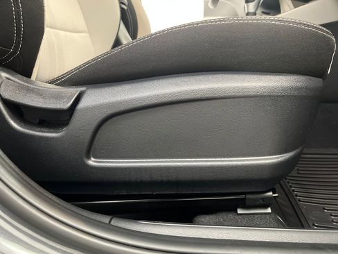 Used 2025 Hyundai Venue SEL FWD image 23