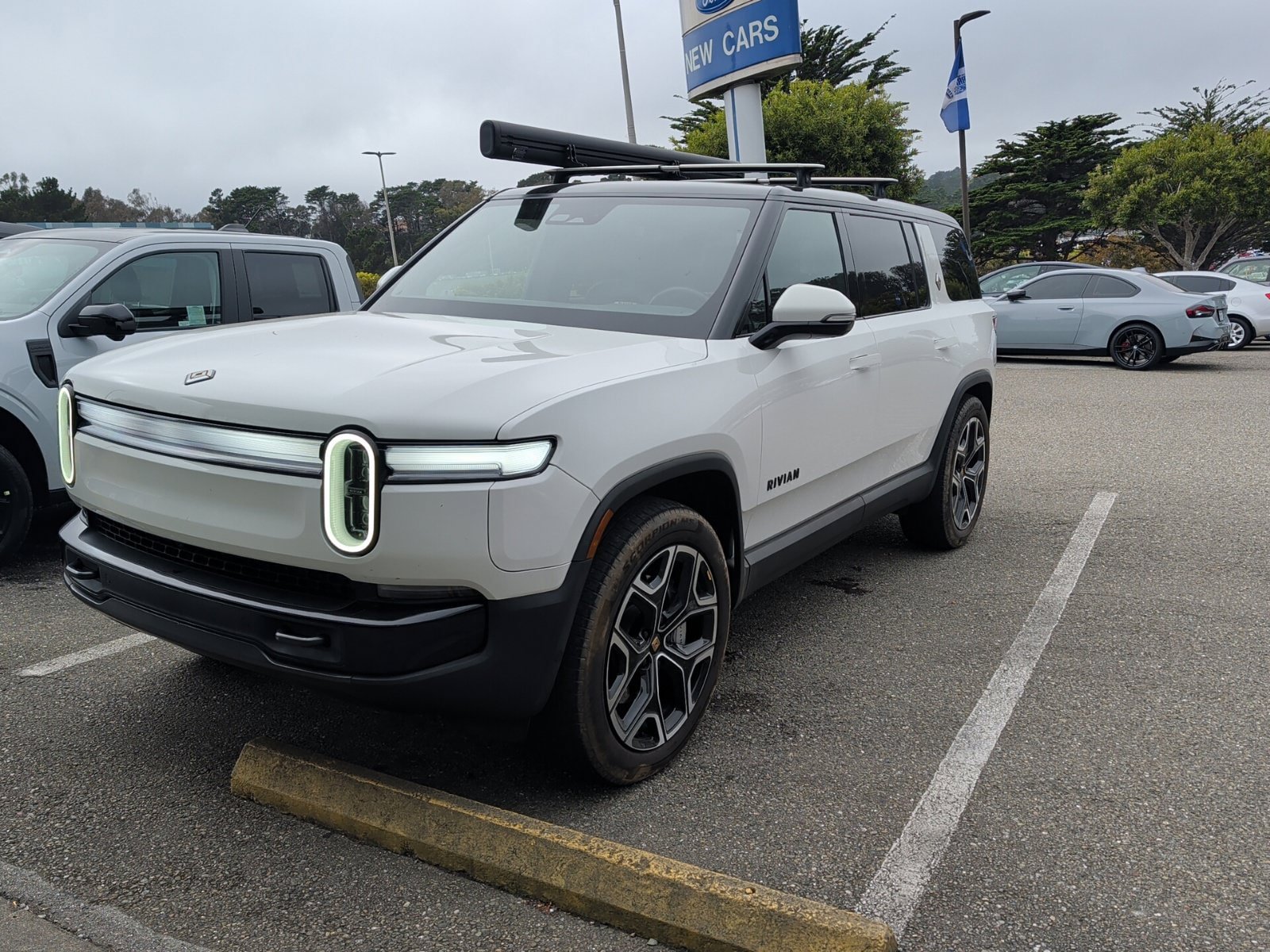 Used 2025 Rivian R1S Adventure Dual AWD/4WD image 3