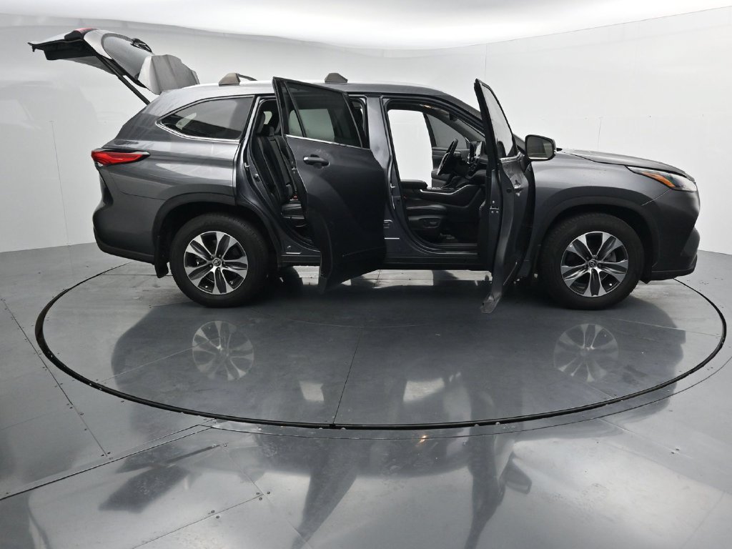 Used 2022 Toyota Highlander XLE AWD/4WD image 27