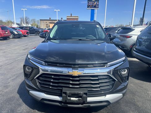Used 2025 Chevrolet TrailBlazer LT w/ Convenience Package AWD/4WD image 2