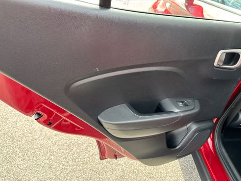 Used 2025 Hyundai Venue SEL image 21