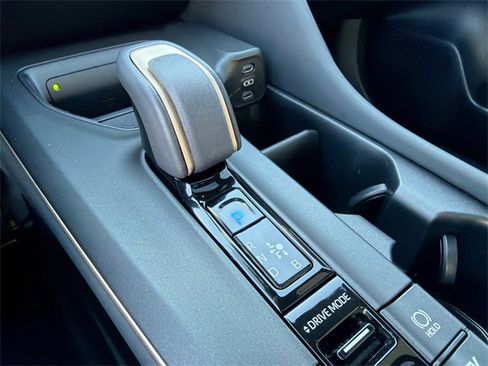 Used 2023 Toyota Crown Limited image 31