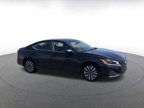 Used 2026 Nissan Altima 2.5 SV FWD image 2