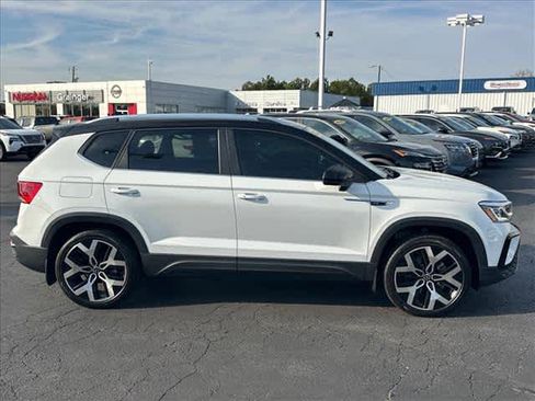 Used 2023 Volkswagen Taos SEL AWD/4WD image 2