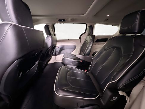 Used 2023 Chrysler Pacifica Limited FWD image 29