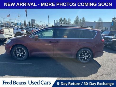 Certified 2022 Chrysler Pacifica Touring-L w/ Uconnect Theater Family Group image 7
