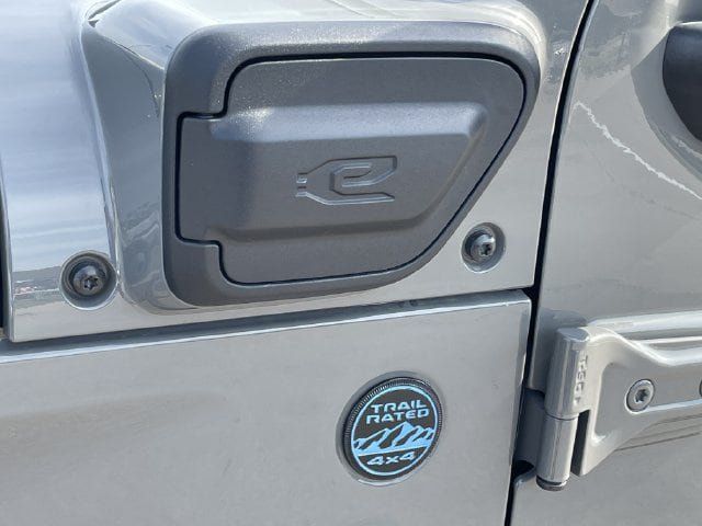 Used 2022 Jeep Wrangler Unlimited Sahara AWD/4WD image 31