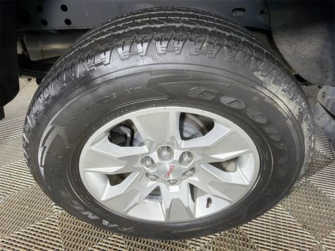 Used 2018 GMC Canyon SLE w/ SLE Convenience Package image 17