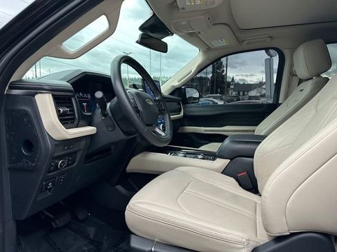 Used 2024 Ford Expedition Platinum image 9