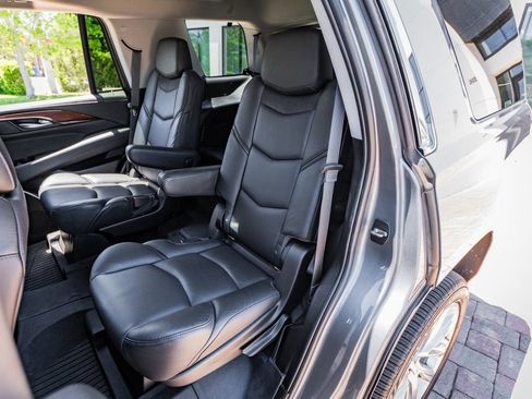 Used 2018 Cadillac Escalade Luxury AWD/4WD image 36
