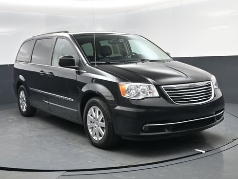 Used 2015 Chrysler Town & Country Touring image 8