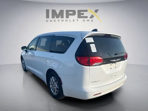 Used 2023 Chrysler Voyager LX FWD image 3