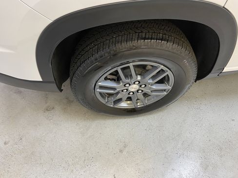 Used 2025 GMC Acadia Elevation image 13