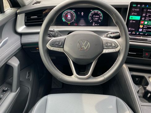 Certified 2025 Volkswagen Tiguan SE w/ Panoramic Sunroof Package AWD/4WD image 3