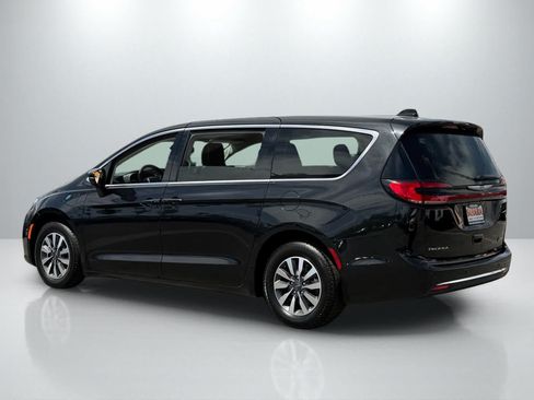 Used 2023 Chrysler Pacifica Touring-L FWD image 4
