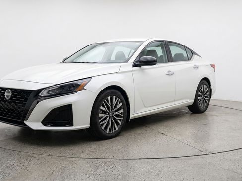 Used 2025 Nissan Altima 2.5 SV FWD image 3