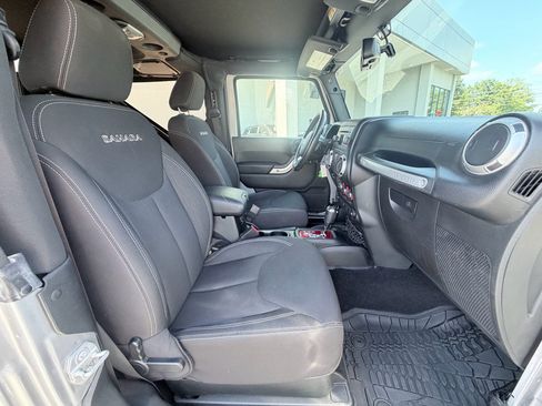 Used 2018 Jeep Wrangler Sahara w/ Dual Top Group AWD/4WD image 21