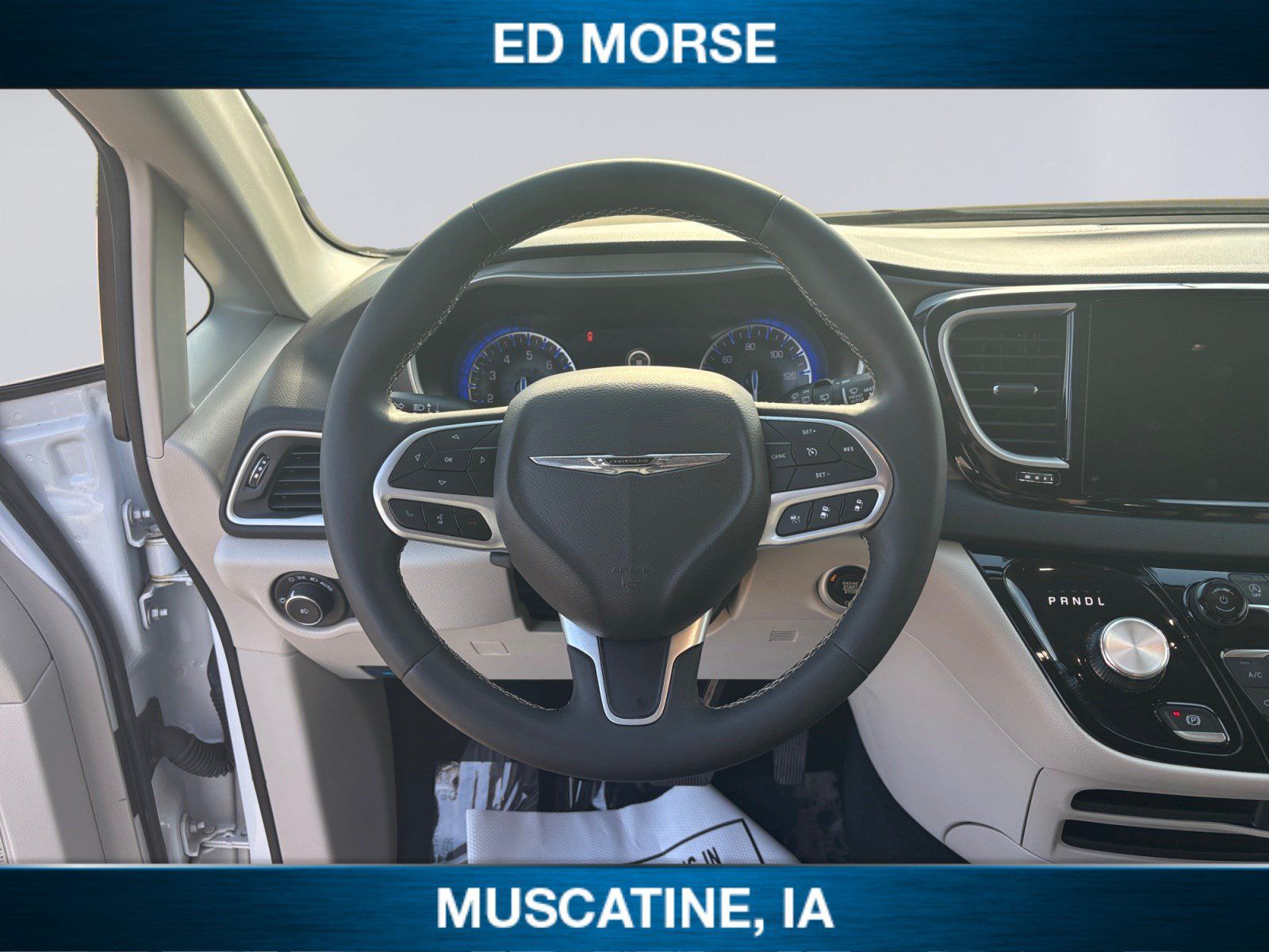 Used 2024 Chrysler Pacifica Touring-L FWD image 12
