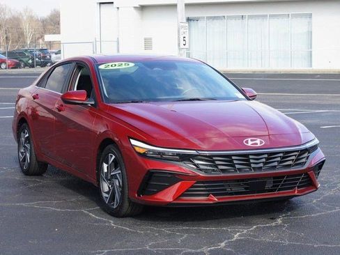 Used 2025 Hyundai Elantra SEL image 23