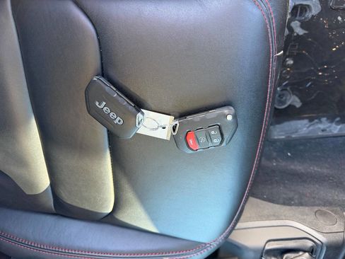 Used 2024 Jeep Wrangler Unlimited Rubicon image 32