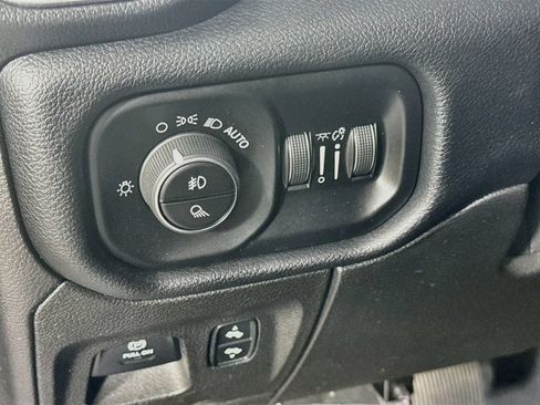 Used 2019 RAM 1500 Laramie AWD/4WD image 10