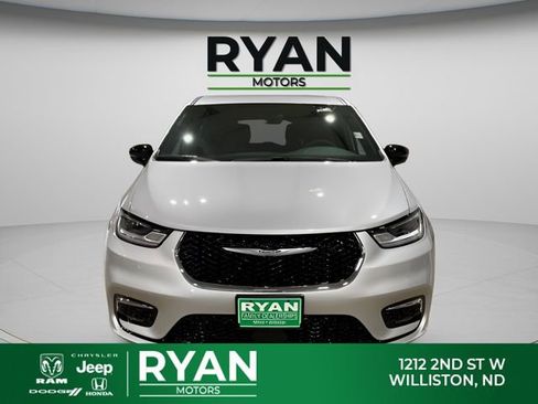New 2026 Chrysler Pacifica Select AWD/4WD image 4