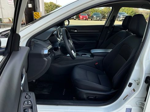 Used 2025 Nissan Altima 2.5 SV image 10