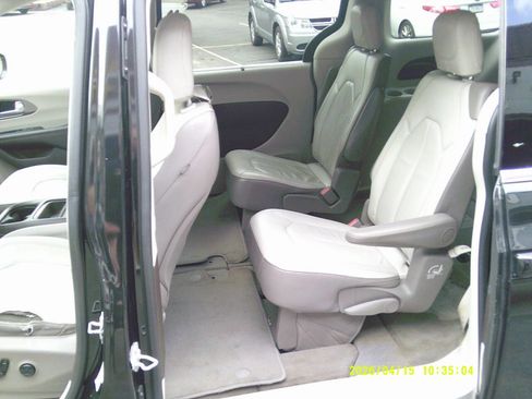 Used 2017 Chrysler Pacifica Touring-L image 13