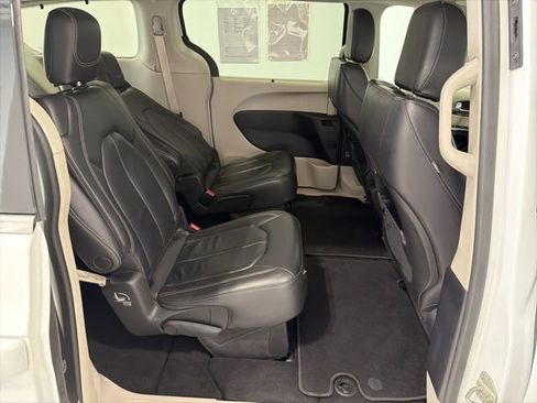 Used 2022 Chrysler Pacifica Touring-L image 25