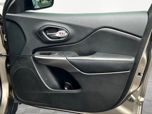 Used 2019 Jeep Cherokee Limited AWD/4WD image 28