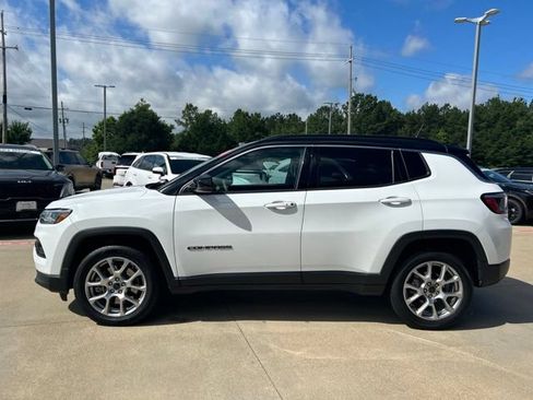Used 2025 Jeep Compass Limited AWD/4WD image 5