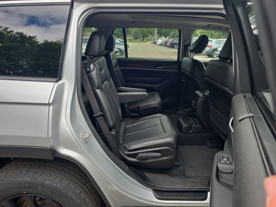Used 2023 Jeep Grand Cherokee L Limited w/ Luxury Tech Group II AWD/4WD image 10