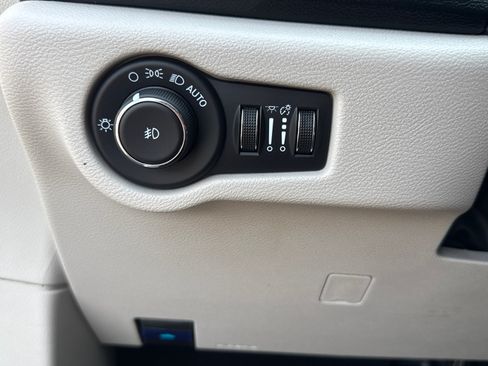 Used 2024 Chrysler Pacifica Touring-L FWD image 16
