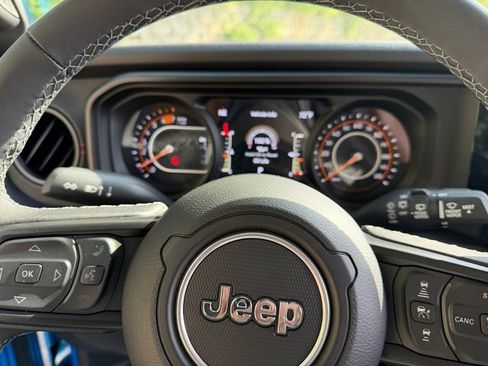 Used 2025 Jeep Wrangler Unlimited Rubicon w/ XTREMEE 35" Tire Package AWD/4WD image 17