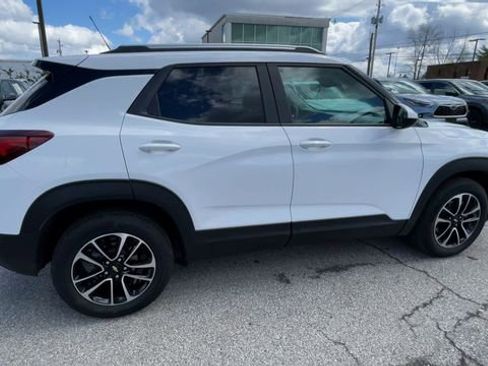 Used 2025 Chevrolet TrailBlazer LT image 2