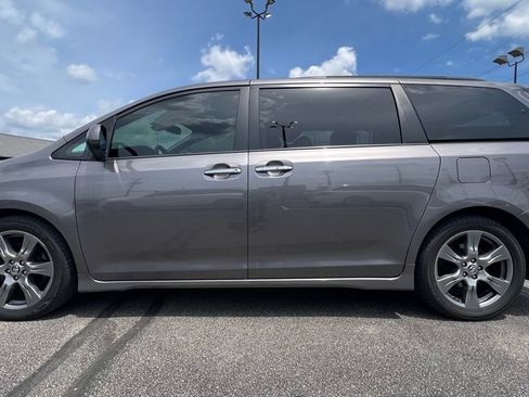 Used 2020 Toyota Sienna SE Premium image 3