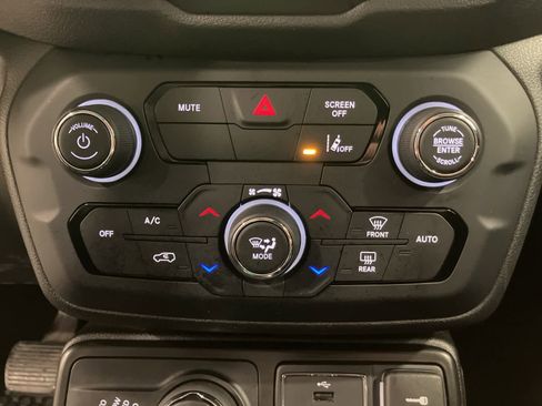 Used 2023 Jeep Renegade Latitude image 19